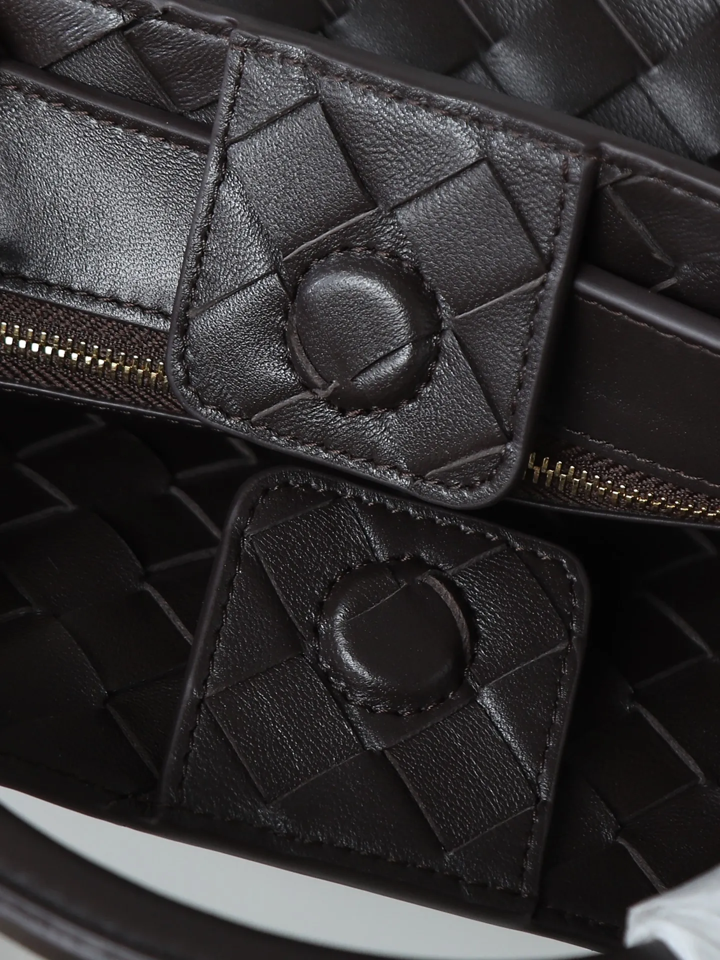 1300. Andiamo is shipping‼ ️Really popular🔥The new Andiamo woven handbag launched by Bottega Veneta this season is really popular all over the world! ! Celebrities at home and abroad have worn it, and Oscar-winning actress Michelle Yeoh has taken it out on the street. Song Jia, Trai Yala, Yu Feihong, Sanji Ayaka, Rosie Hunting-Whiteley, Yoshioka Riho, etc. have all worn this bag. It is classic and versatile and shows off your temperament, and the bag capacity is also large, which is very convenient for daily commuting! ! A variety of carrying methods, the shoulder straps can be adjusted by yourself, the original lambskin feels soft and delicate, and the unisex style breaks the gender boundaries and brings a more practical and long-lasting use experience. Andiamo, which has both elegant and casual styles, perfectly interprets the true appearance of "fashionable old money style". Style number: 766014 Size: 25*22*10.5cm
